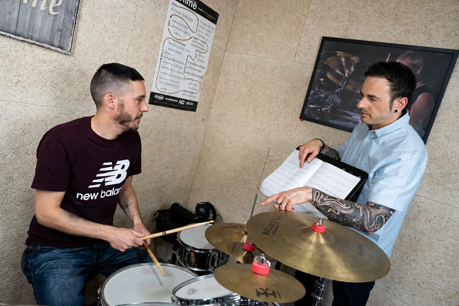 David Ramírez dando clases de batería en Zaragoza
